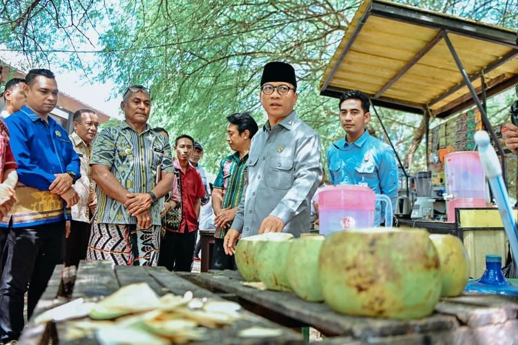 Visiting NTT, Minister Yandri Urges the Development of Tourism and Thematic Villages
